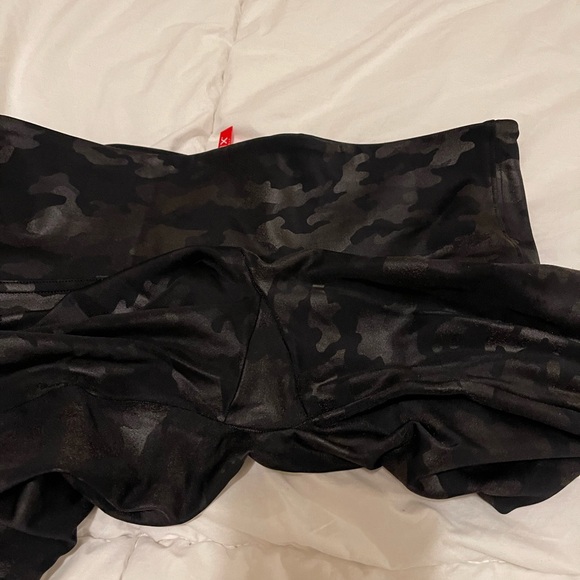 SPANX Black Camouflage Seamless , Shiny Look at Me Now Leggings .Size Large - Picture 5 of 14
